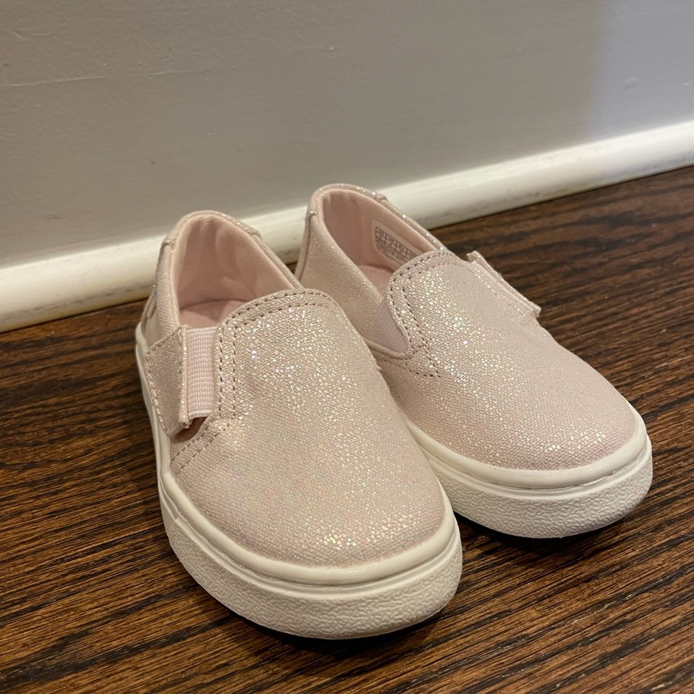 Girls Tom’s pink sparkle sneakers size 5D unworn!
